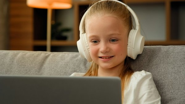 Boîte à histoires et conteuse : à quoi cela sert pour un enfant ?